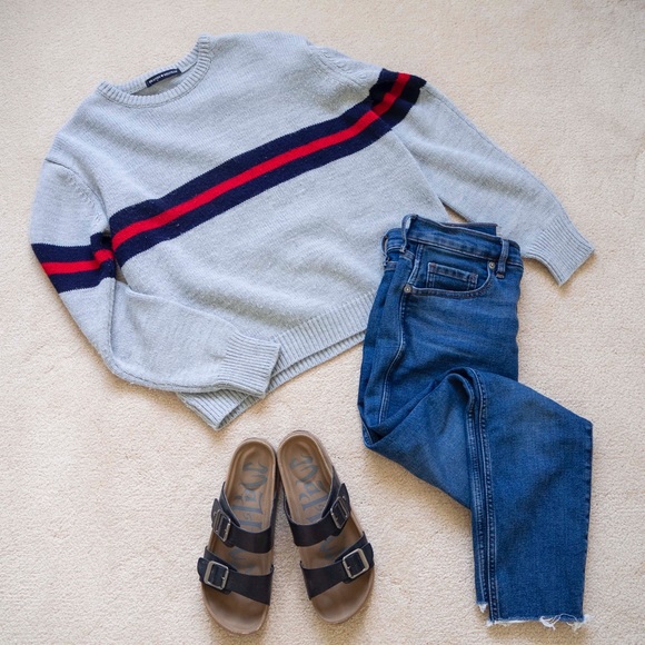 🤍Women’s grey sweater🤍 - Picture 3 of 3